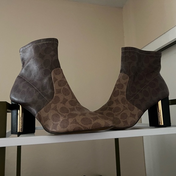 Elegant Brown Ankle Boots - Picture 1 of 7
